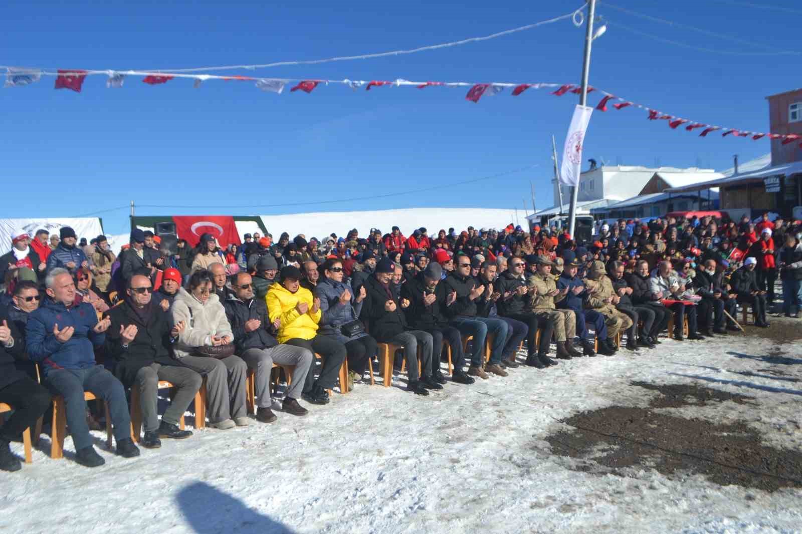 Sarıkamış Şehitleri i&ccedil;in Sis Dağı&rsquo;nda 175 metre uzunluğundaki T&uuml;rk bayrağı ile y&uuml;r&uuml;d&uuml;ler
