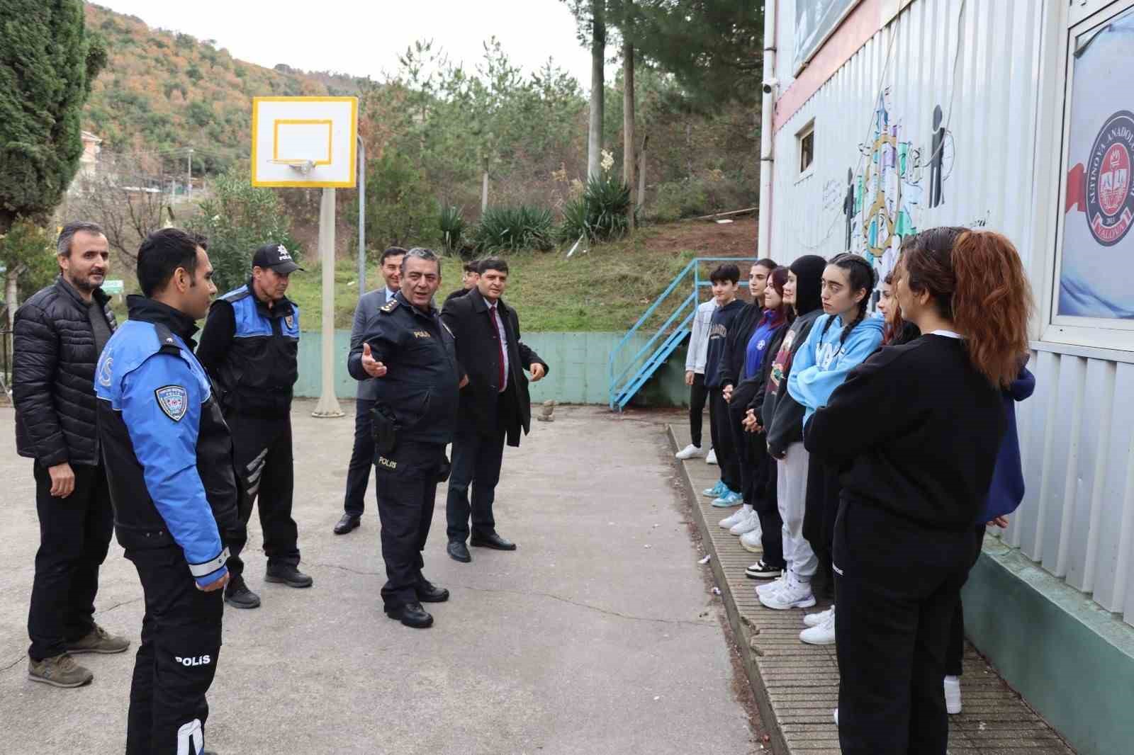 Yalova İl Emniyet Müdürü Gözüm, Altınova’da öğrencilerle buluştu
