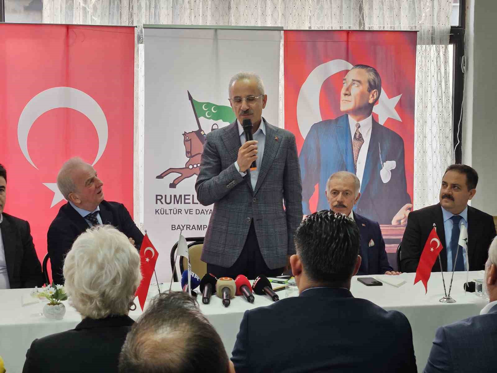 Ulaştırma ve Altyapı Bakanı Uraloğlu, Bayrampaşa’da vatandaşlarla bir araya geldi
