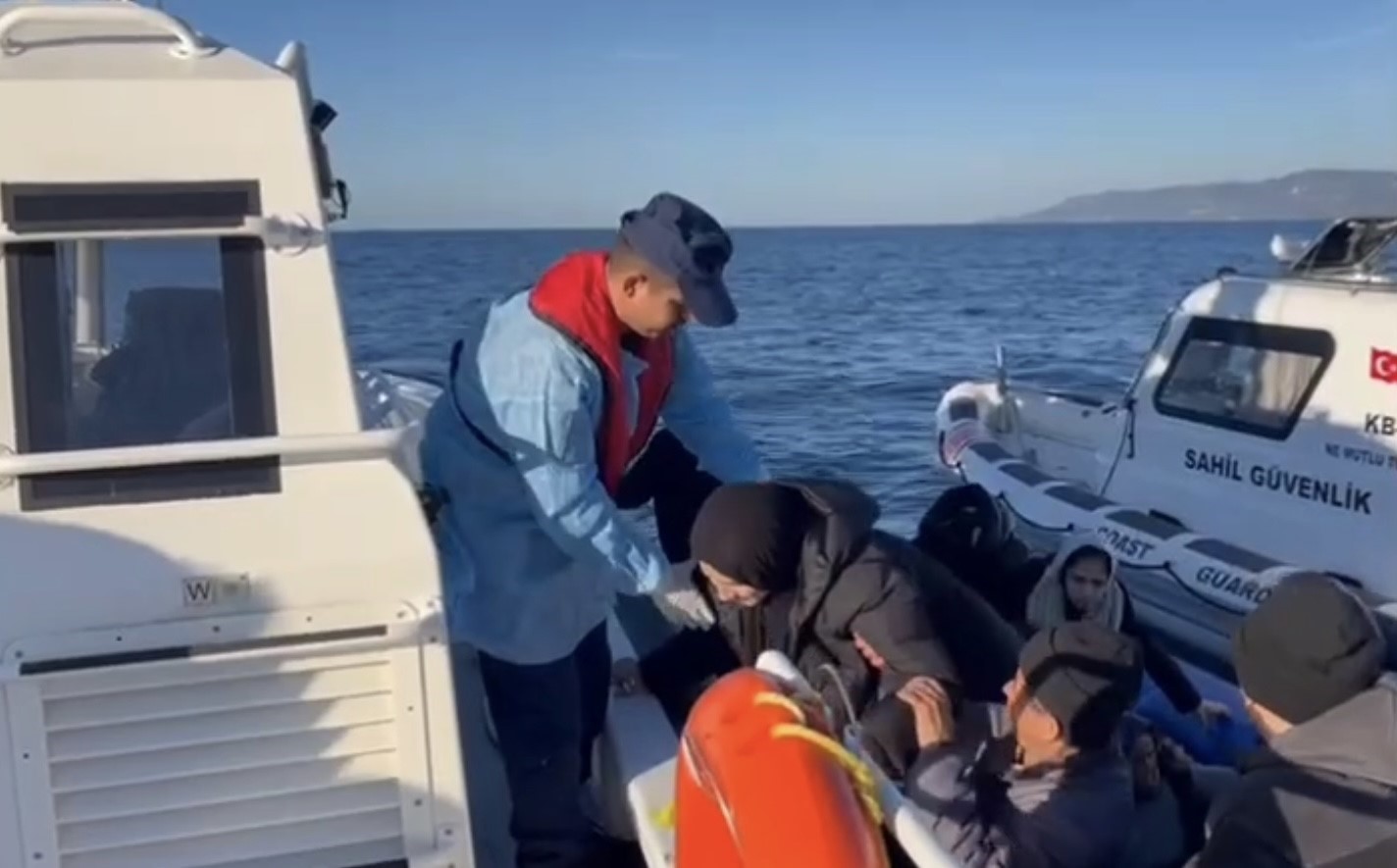 Ayvacık a&ccedil;ıklarında 68 ka&ccedil;ak g&ouml;&ccedil;men yakalandı 