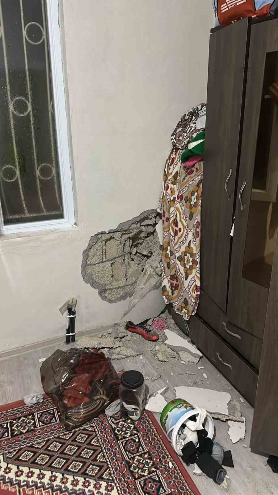 Hakkari&rsquo;de heyelan: Dağdan kopan kaya par&ccedil;aları evin &uuml;zerine d&uuml;şt&uuml;
