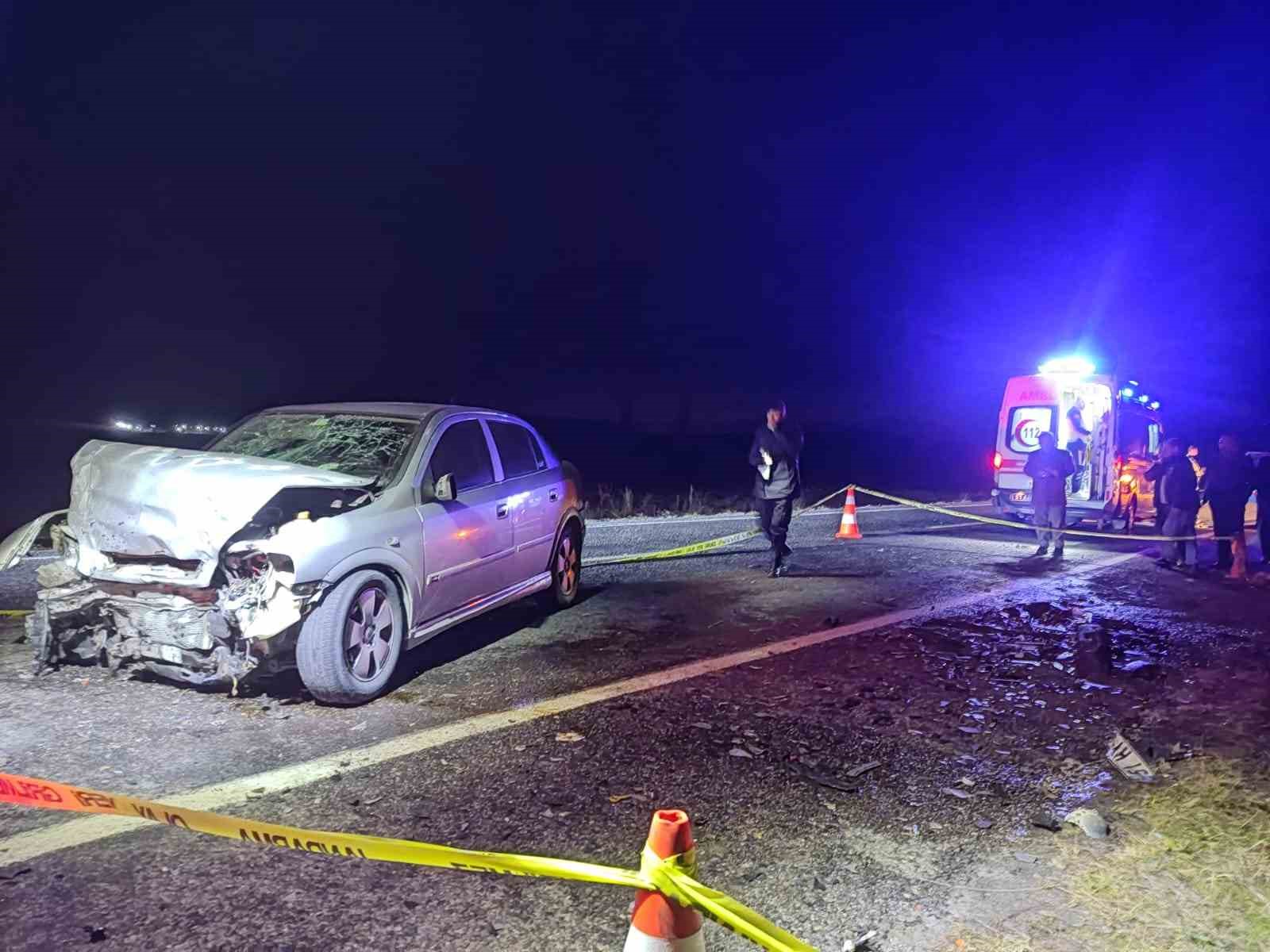 Niğde’de iki otomobil kafa kafaya çarpıştı: 2 ölü, 3 yaralı