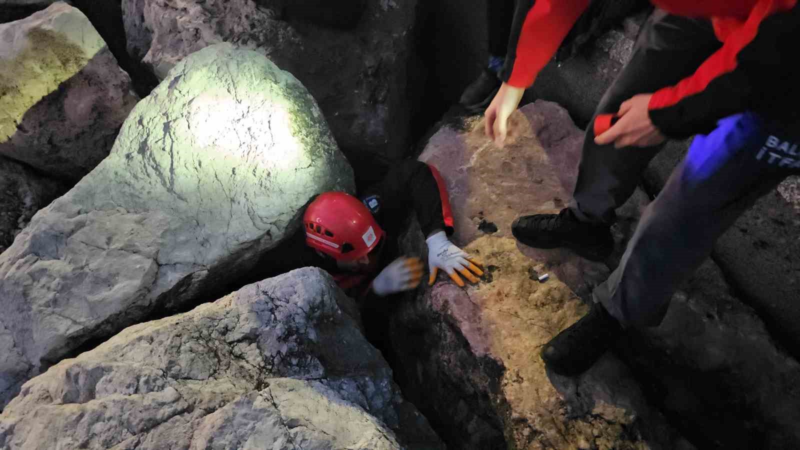 Bandırma’da kayalıklara sıkışan çocuğu itfaiye ekibi kurtardı