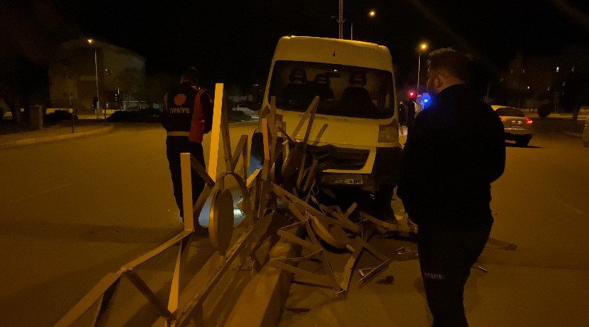 Bariyerlere &ccedil;arpıp ka&ccedil;tı: Yakalanan alkoll&uuml; s&uuml;r&uuml;c&uuml; polise zor anlar yaşattı
