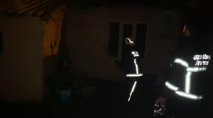 Uzunköprü’de çıkan yangında müstakil ev kül oldu