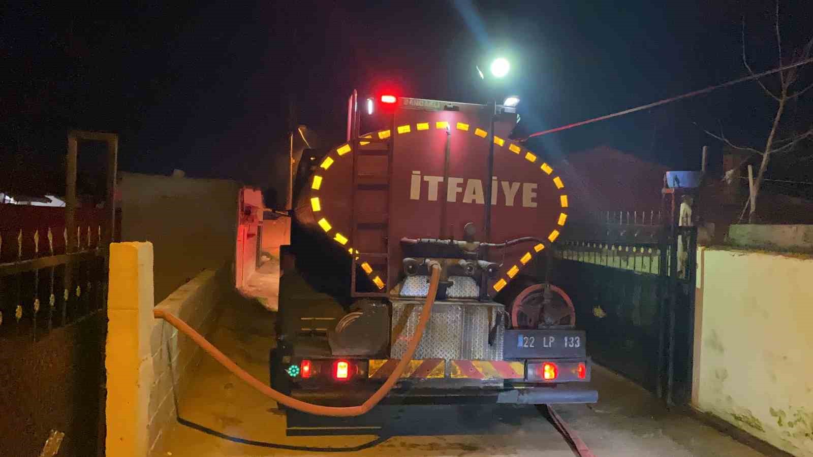 Uzunköprü’de çıkan yangında müstakil ev kül oldu