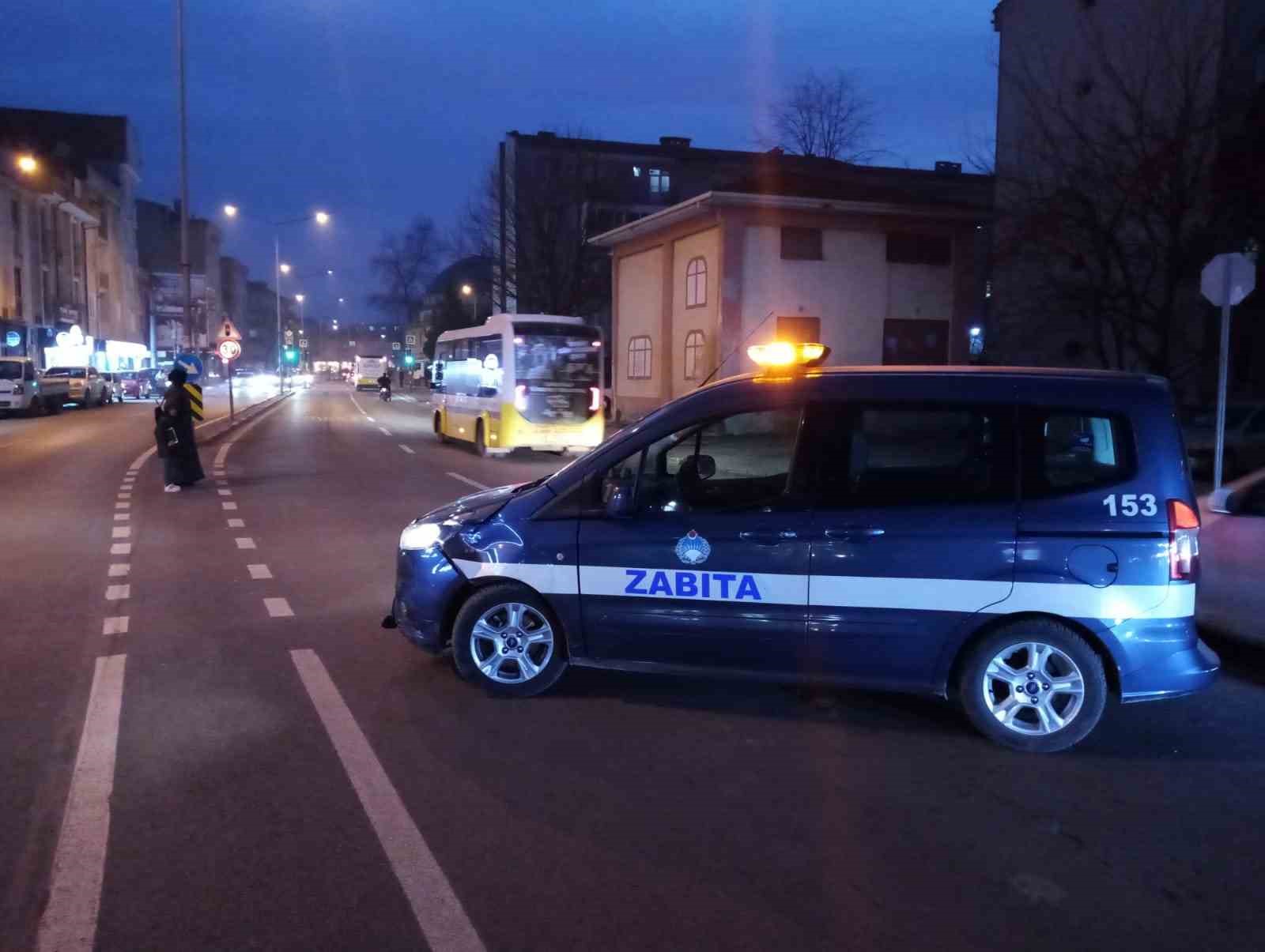 Zabıta aracı ile motosiklet çarpıştı: 2 yaralı