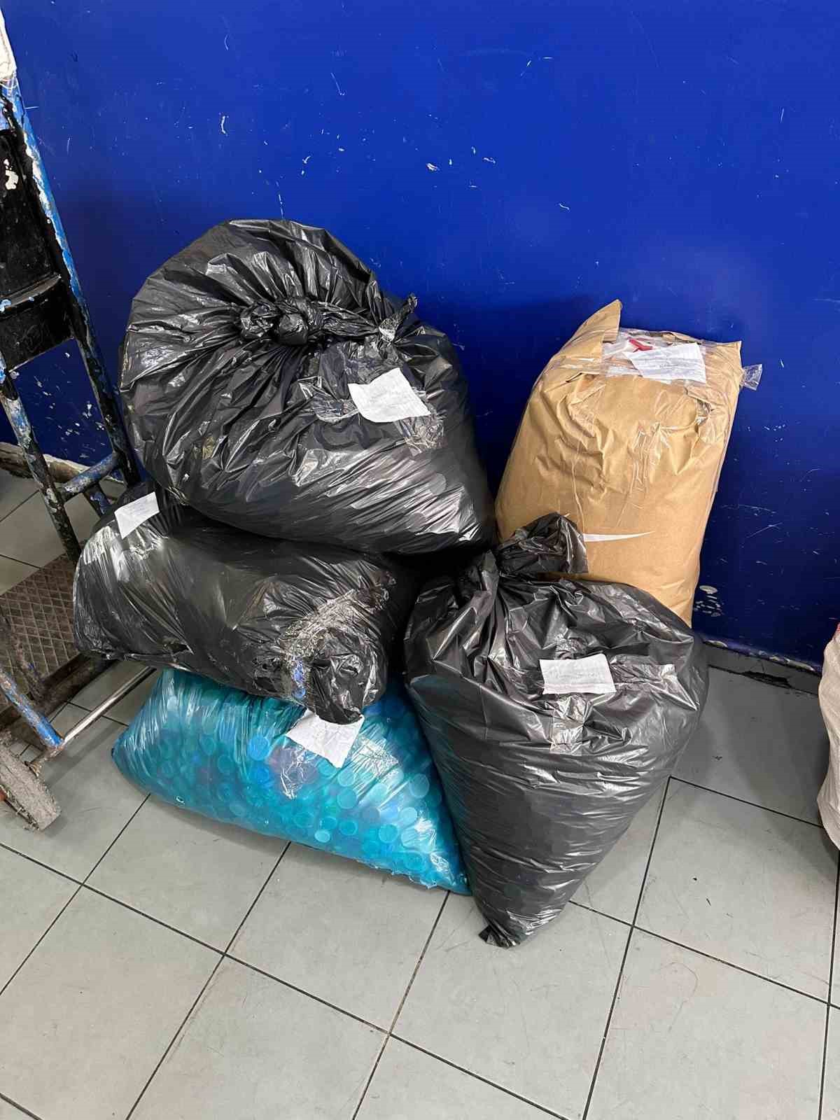 Erzincanlı minik, engelliler i&ccedil;in 60 bin &lsquo;mavi kapağı&rsquo; bin kilometreden getirtti
