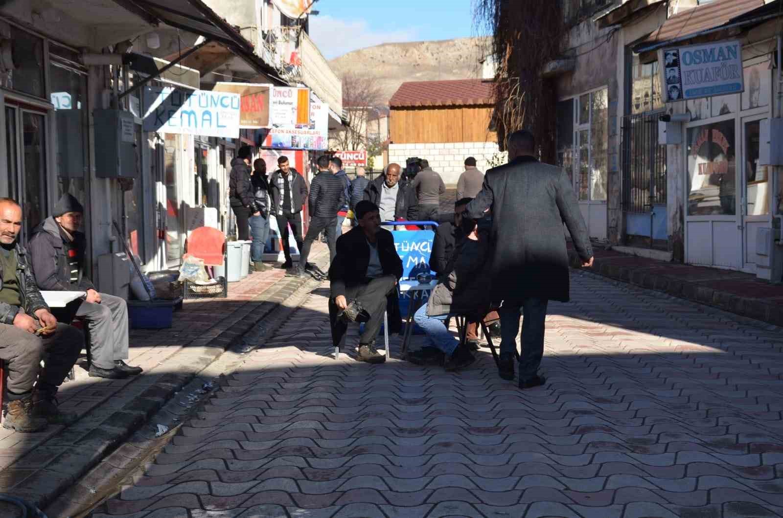 Tercan’da zemheri ayında vatandaşlar güneşli havanın tadını çıkarıyor
