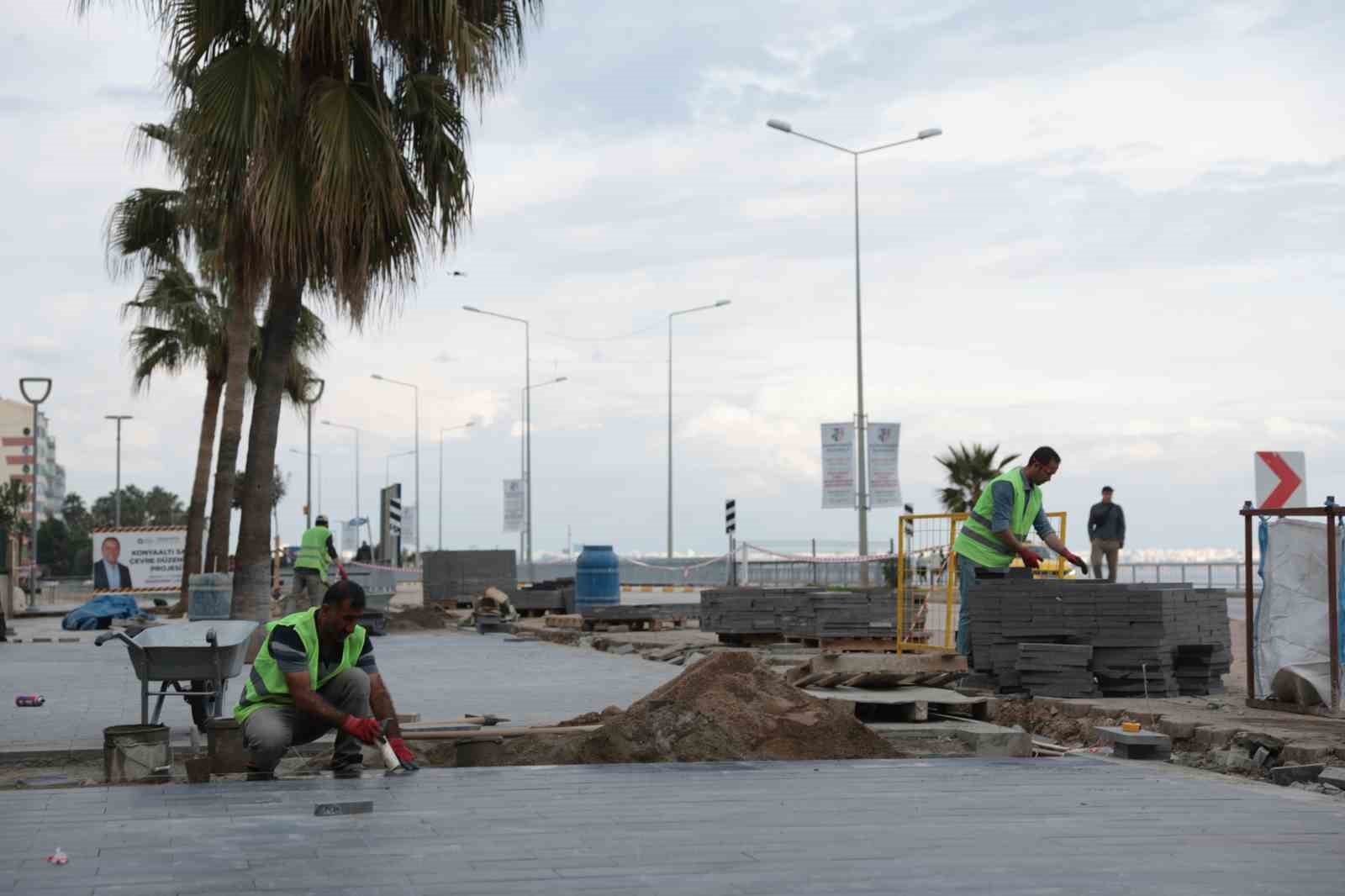 Konyaaltı Sahili’nde hummalı çalışma