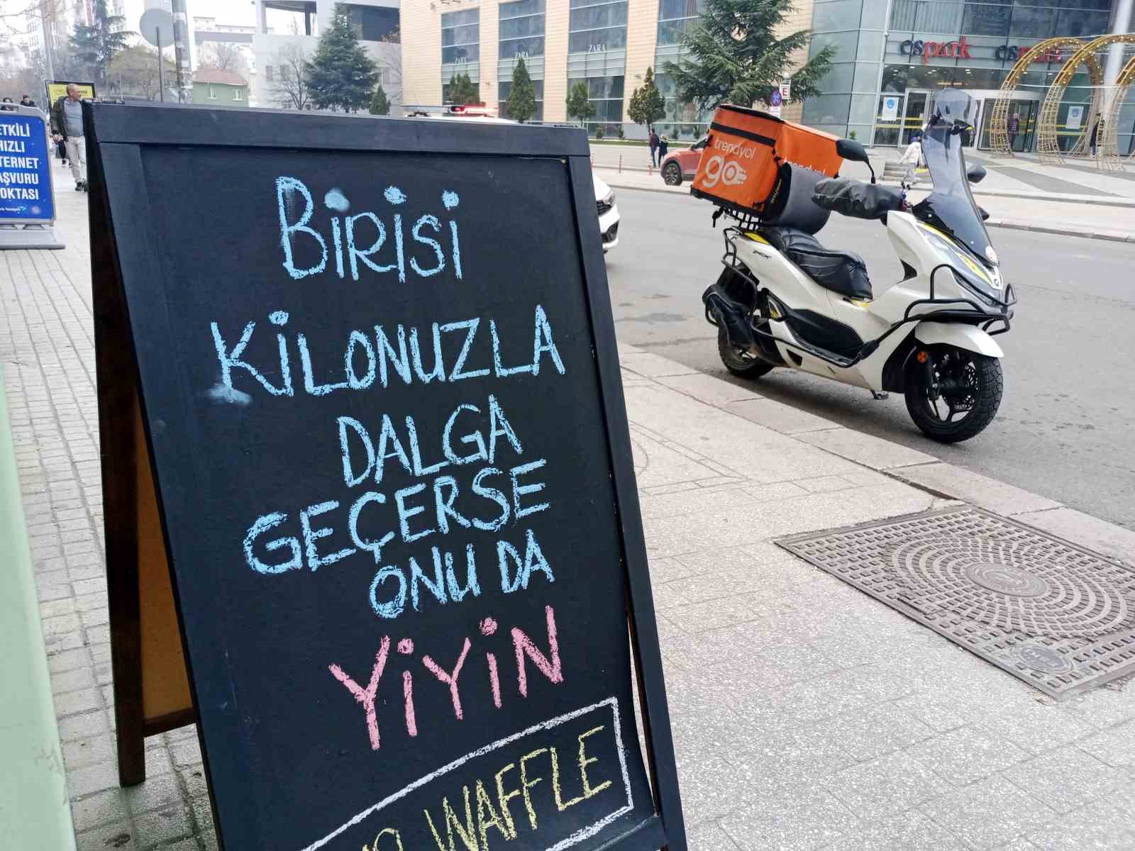 İşletmenin önüne konulan komik yazı dikkat çekti