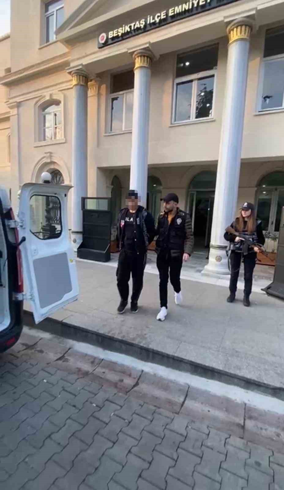 İstanbul’da motosikletle bıçaklı gasp kamerada: Bıçak zoruyla bankamatikten para çektirdiler

