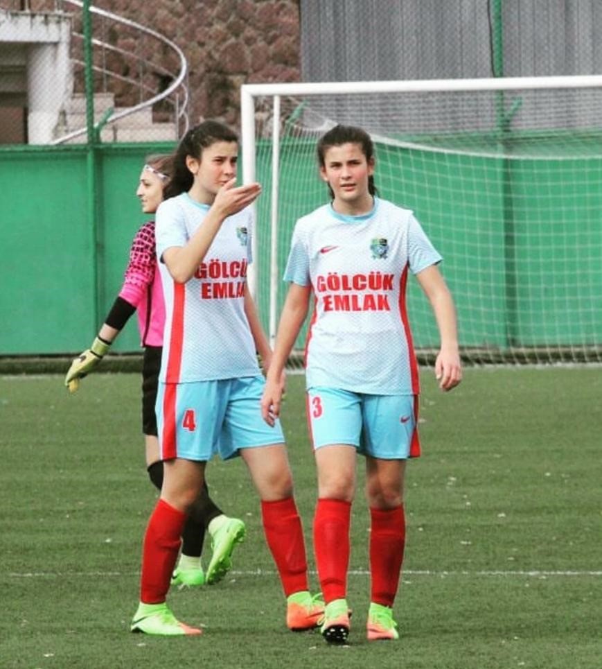 Tek yumurta ikizi kadın futbolcular: Attığı goller, gördüğü kartlar bile karıştırılıyor
