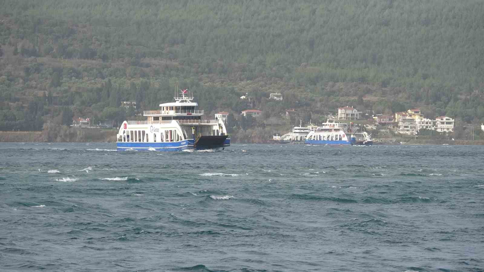 Bozcaada ve G&ouml;k&ccedil;eada&rsquo;ya fırtına nedeniyle t&uuml;m feribot seferleri iptal edildi

