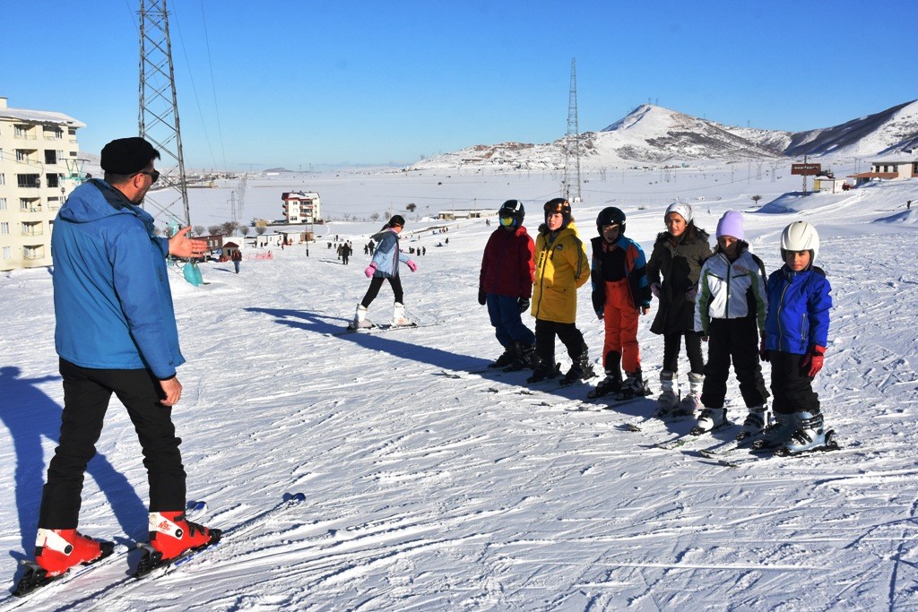 Bitlis’te kayak sezonu açıldı
