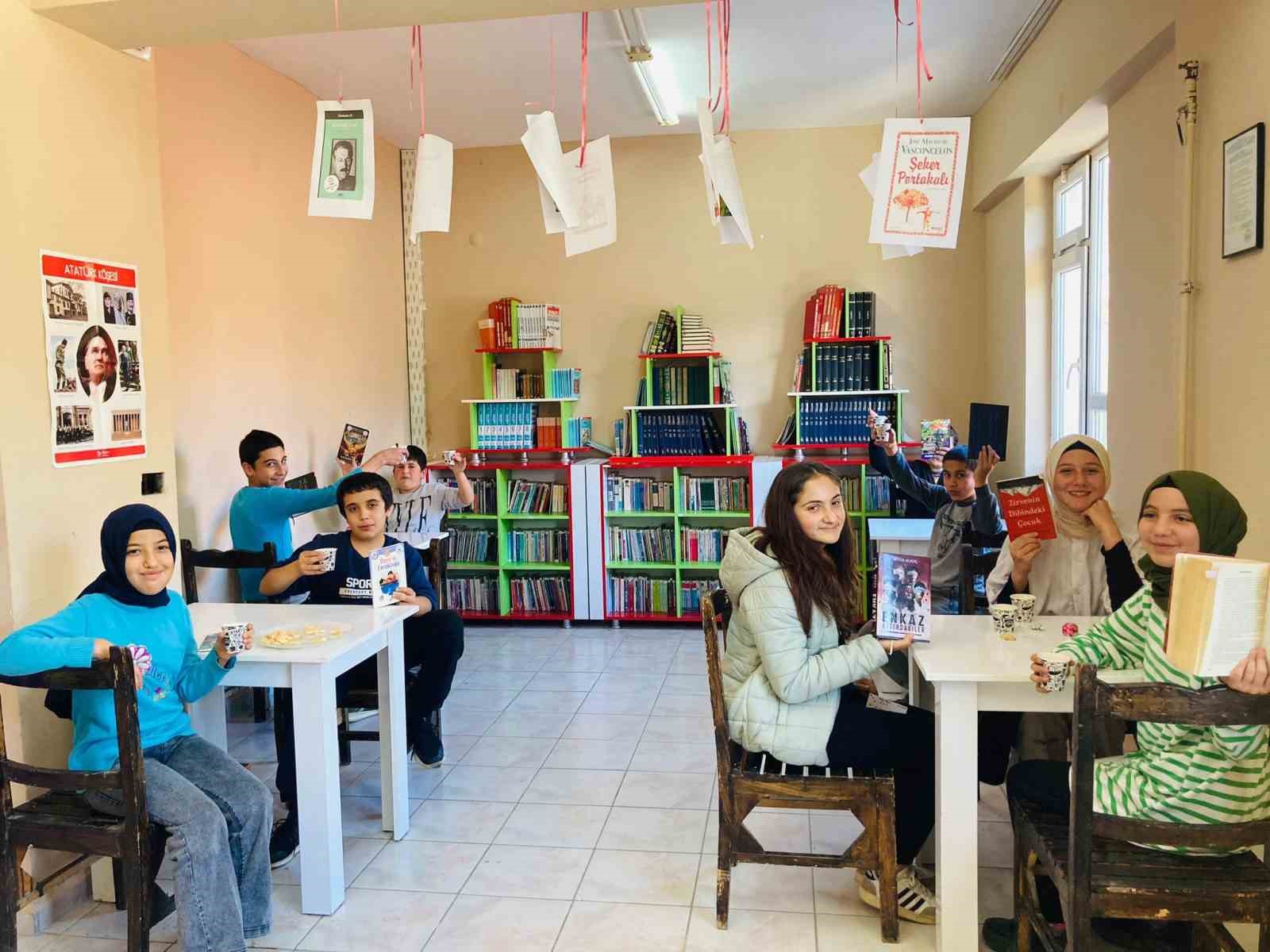 Kahve eşliğinde kitap okuma alışkanlığı kazanıyorlar