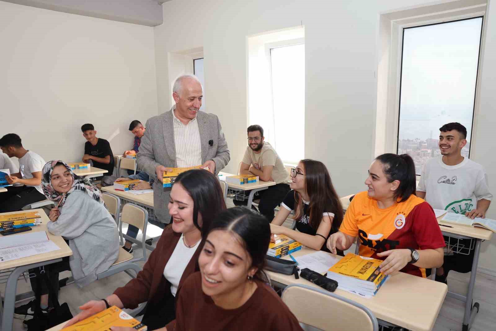 Akdeniz Belediyesinden üniversiteyi kazanan öğrencilere destek
