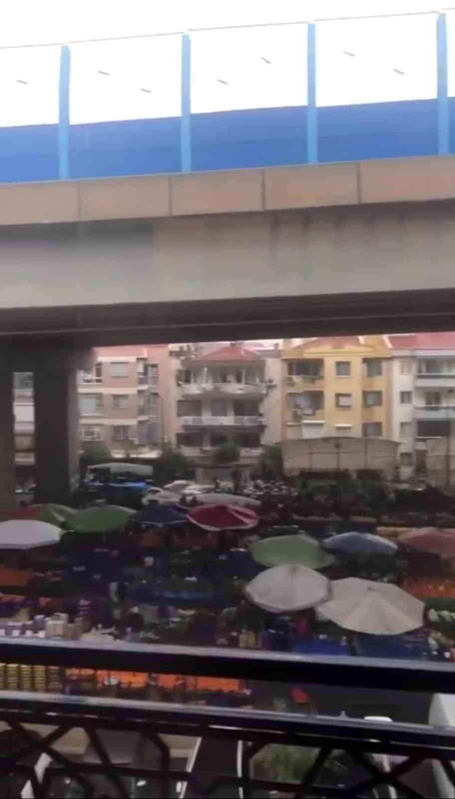İzmir’de sağanak ve fırtına: Yollar göle döndü, şemsiyeler uçtu
