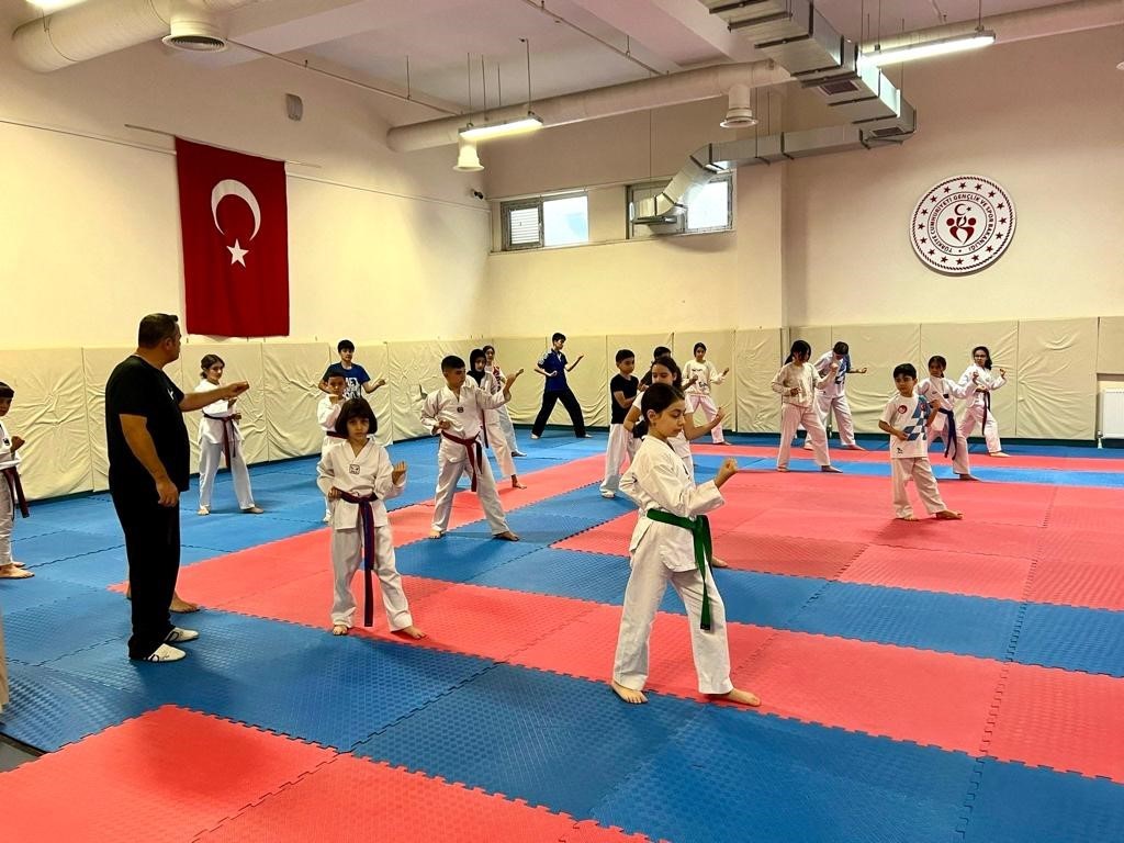 Gençlik ve Spor İl Müdürlüğü ‘Gençlik ve Spor Şehri Eskişehir’ için çalışıyor
