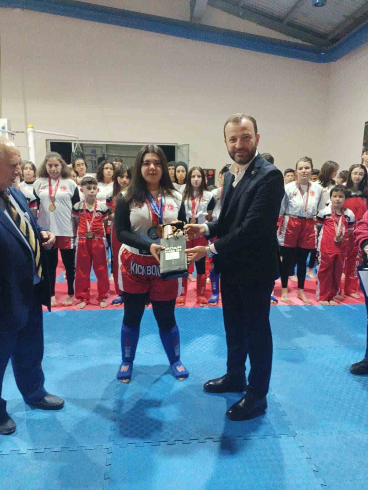 Kütahya’da kick boksta ulusal ve uluslararası yarışmalarda başarı elde eden sporcular ödüllendirildi
