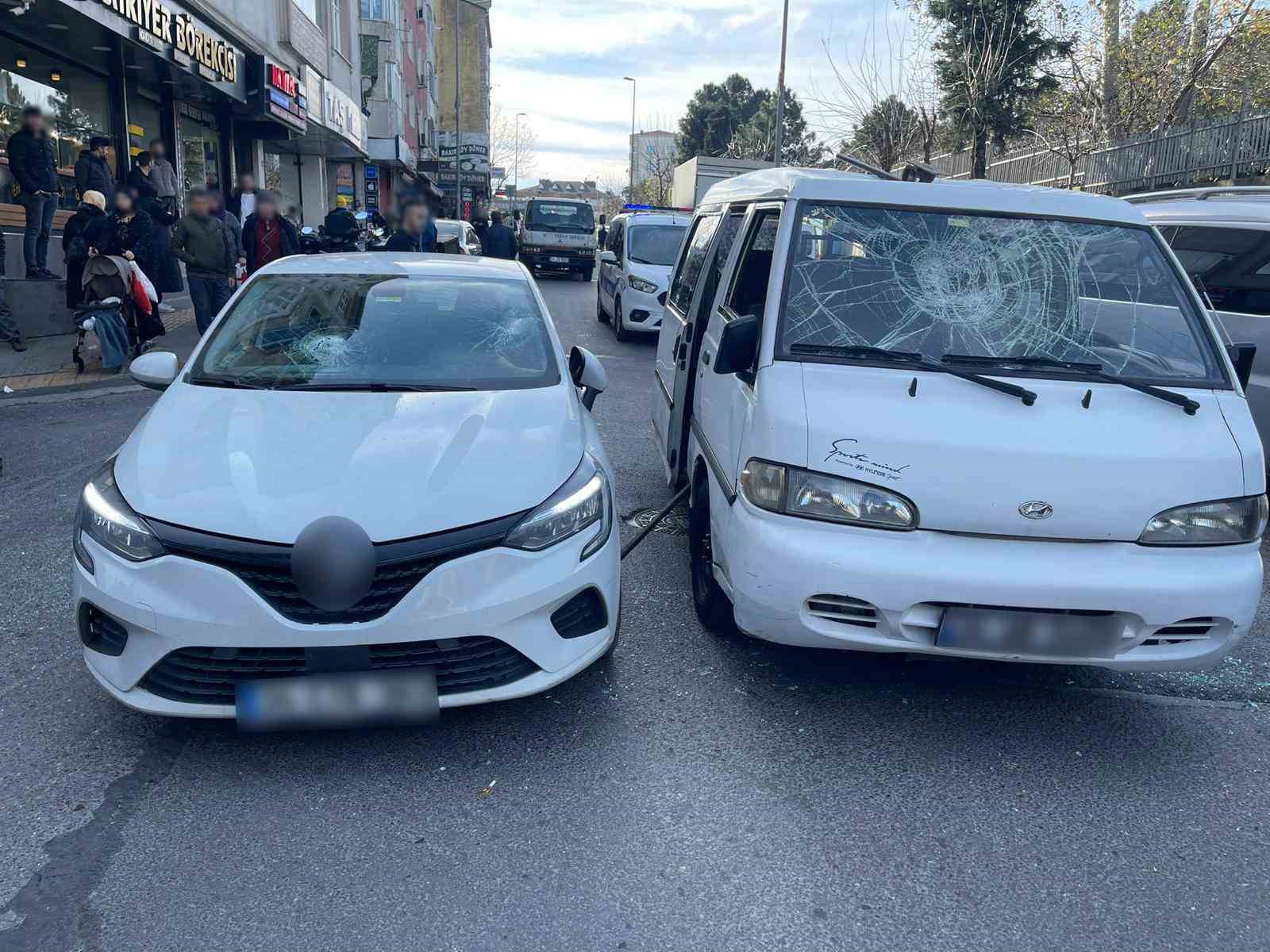 Gaziosmanpaşa’da trafikte tartışmanın ardından birbirlerine balyozla saldıran sürücüler yakalandı
