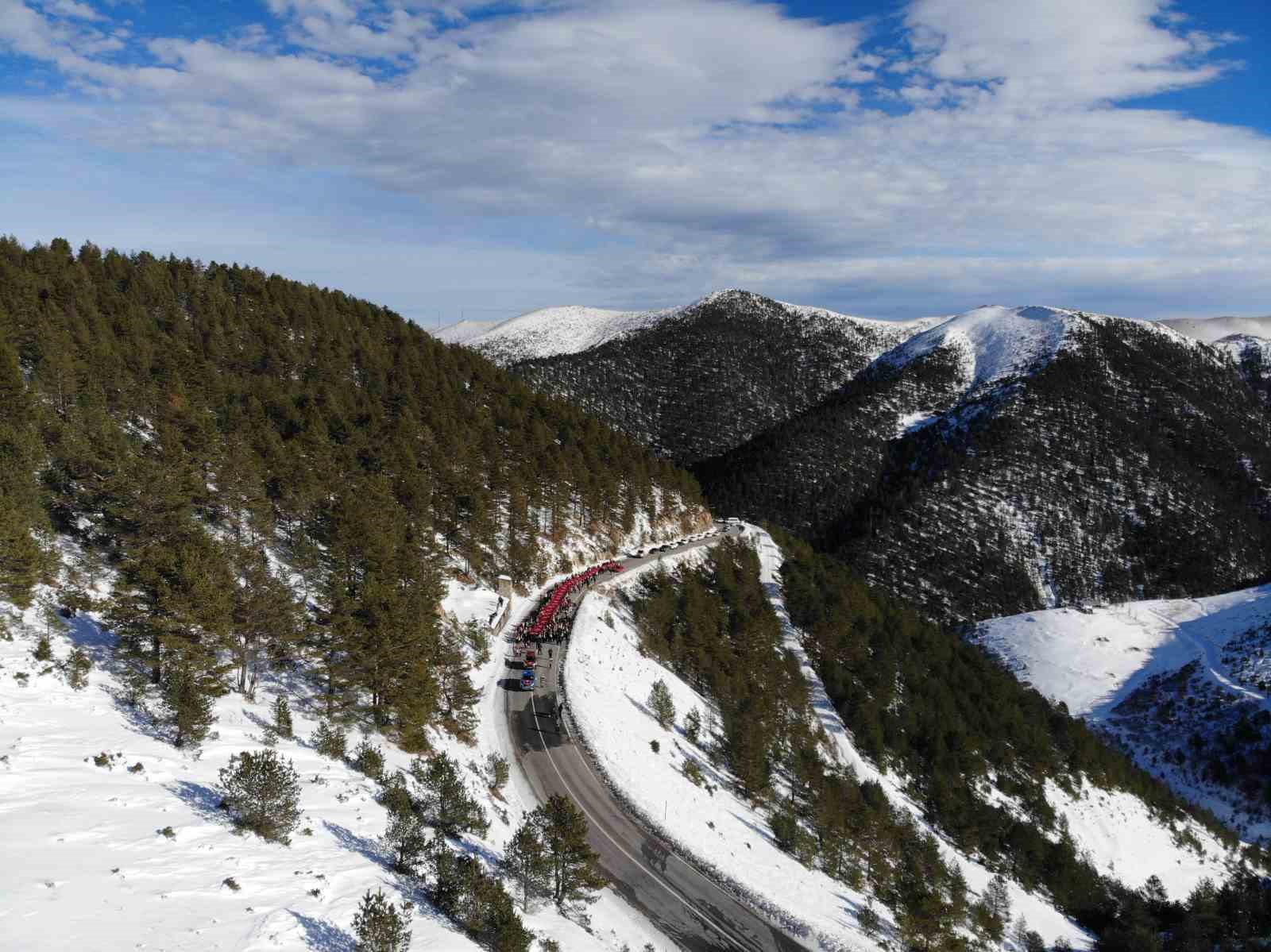 Yüzlerce kişi Zigana Dağı’nda Sarıkamış Şehitleri için yürüdü