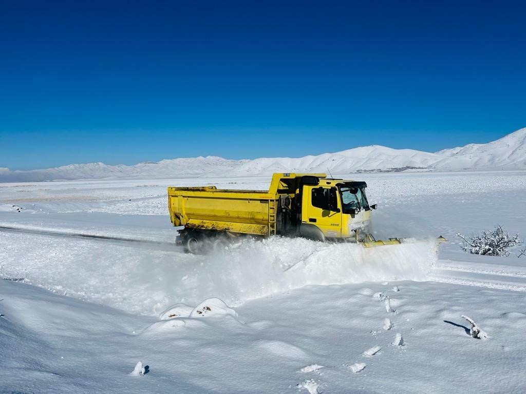 Hakkari&rsquo;de 74 k&ouml;y yolu ulaşıma a&ccedil;ıldı
