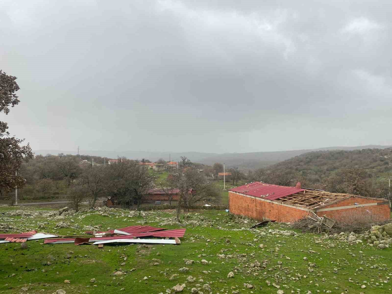Ayvacık&rsquo;ta şiddetli fırtına etkili oldu, hayvan damı ile ağıl &ccedil;atısı u&ccedil;tu
