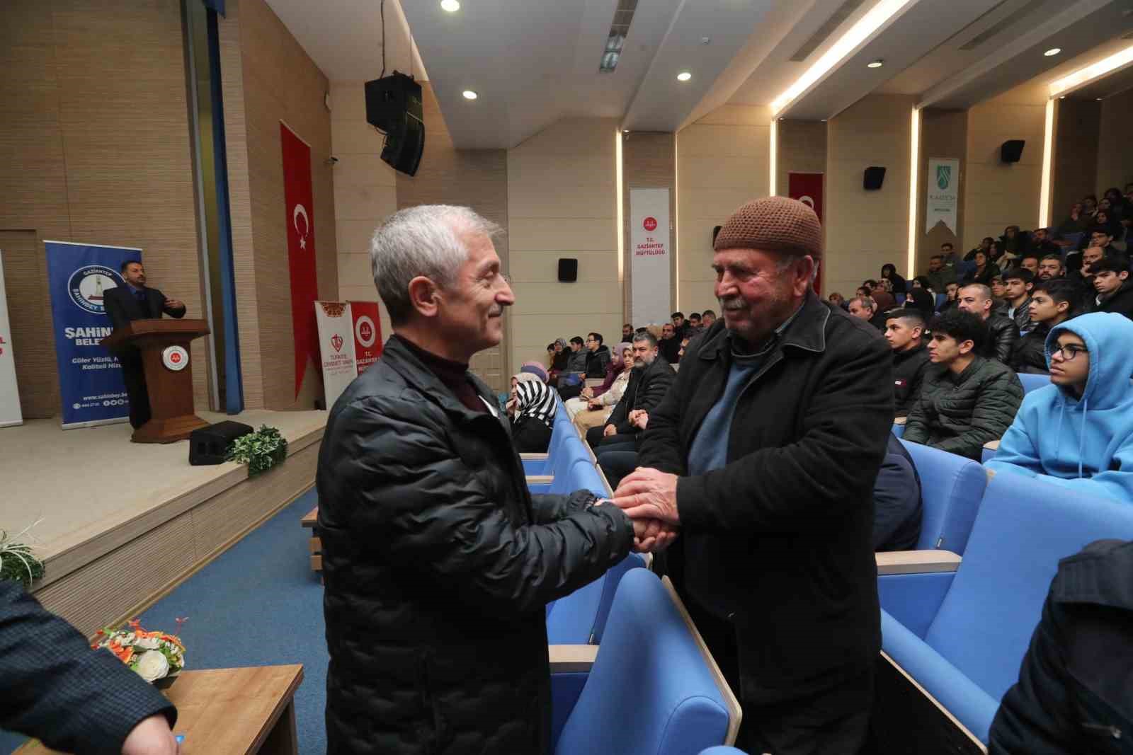 Şahinbey Belediyesi 174 öğrenciyi umreye gönderiyor