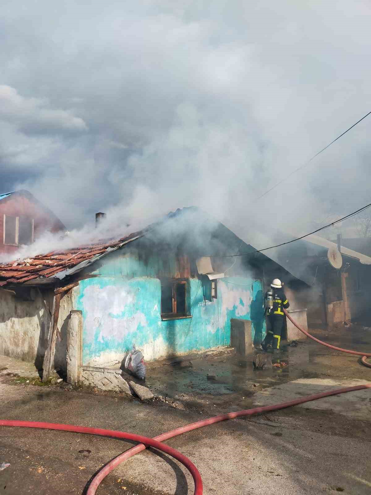 Tek katlı ev alevlere teslim oldu
