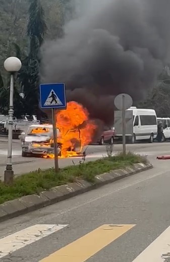 Trabzon&rsquo;da ara&ccedil; sokak ortasında alev alev yandı
