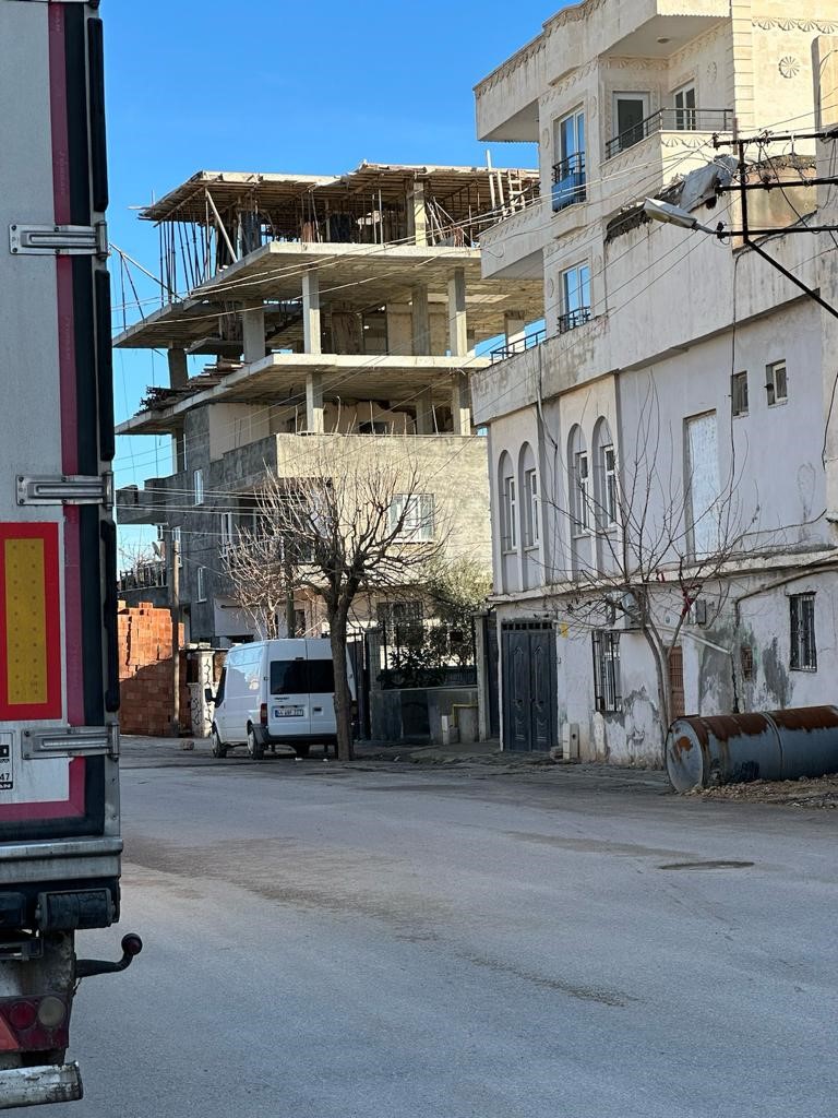 Mardin&rsquo;de yıkılan duvarın altında kalan kişi hayatını kaybetti
