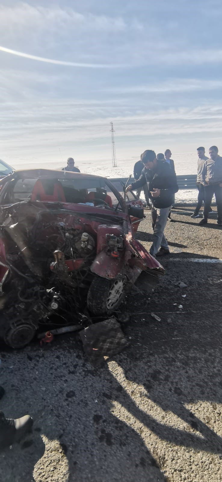 Tutak&rsquo;ta otomobil bariyerlere &ccedil;arptı: 2 yaralı
