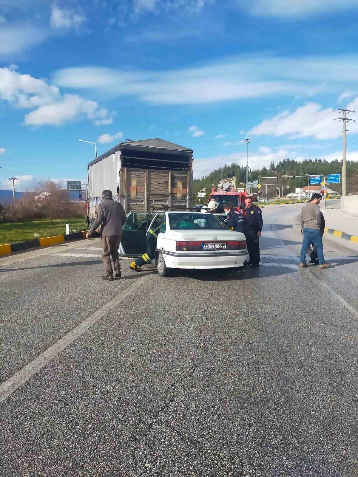 Burdur&rsquo;da kırmızı ışıkta duran kamyonete otomobil &ccedil;arptı: 4 yaralı
