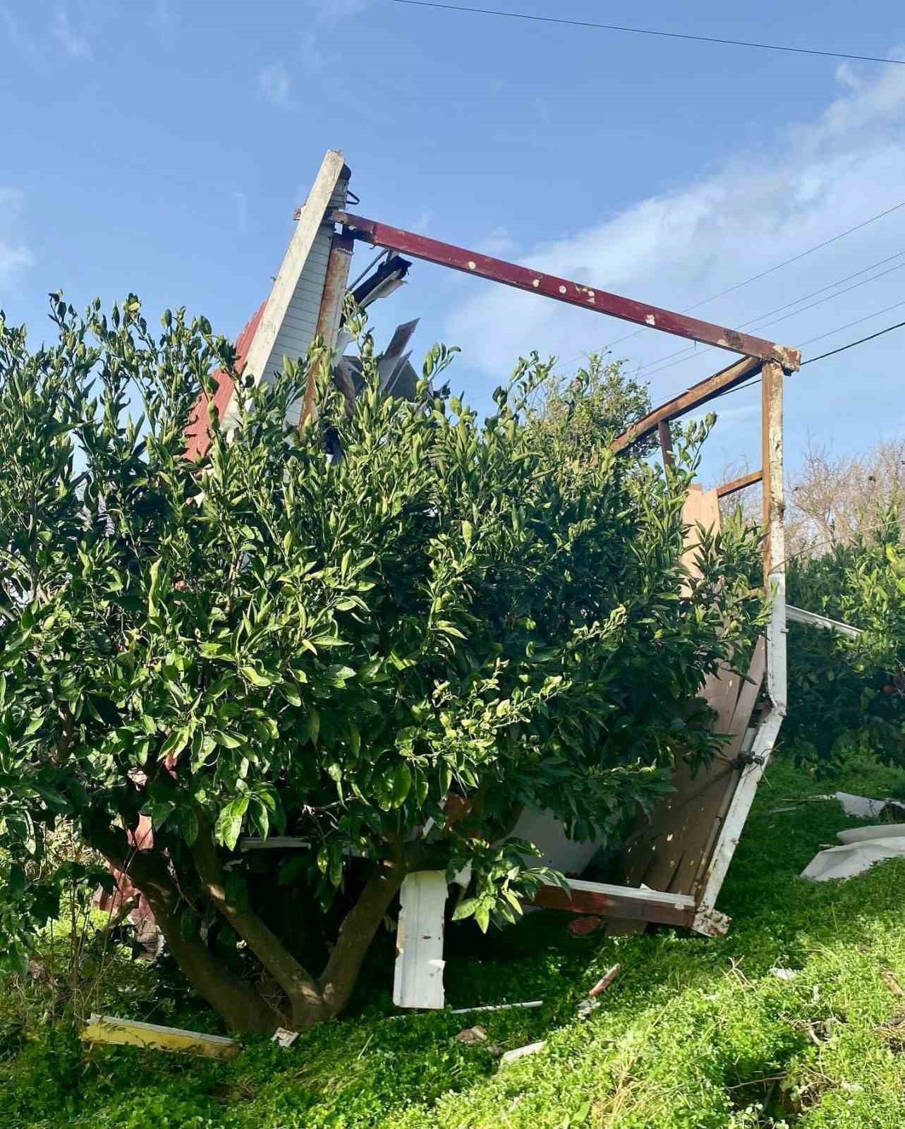 İzmir&rsquo;de hortum su tankerini 30 metre fırlattı, &ccedil;atıları u&ccedil;urdu, ağa&ccedil;ları devirdi

