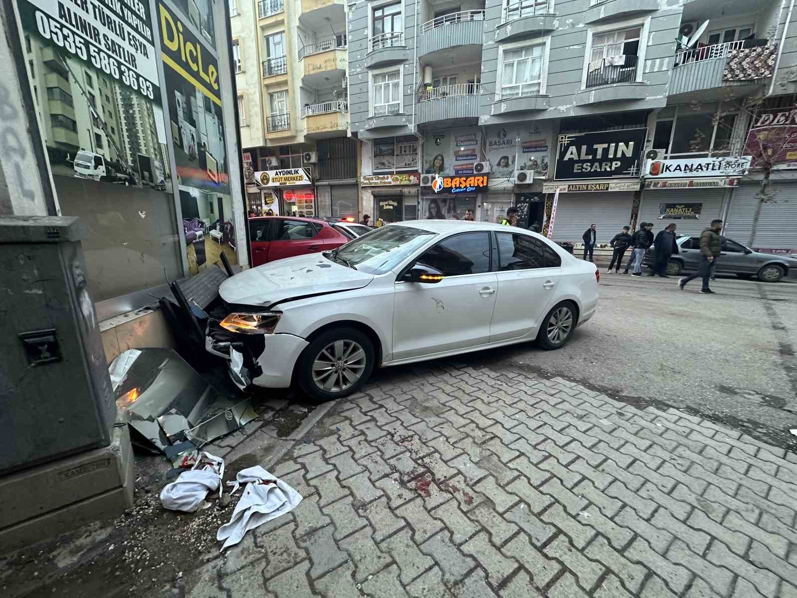 Kaza sonrası savrulan otomobilin çarptığı yaya ağır yaralandı
