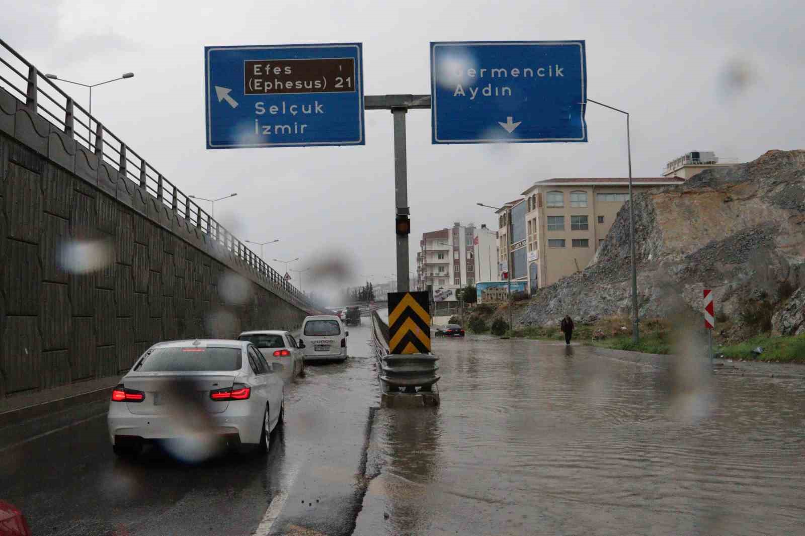 Her sağanakta aynı manzara, Kuşadası’nda Karayolları yıllardır sorunu çözemedi
