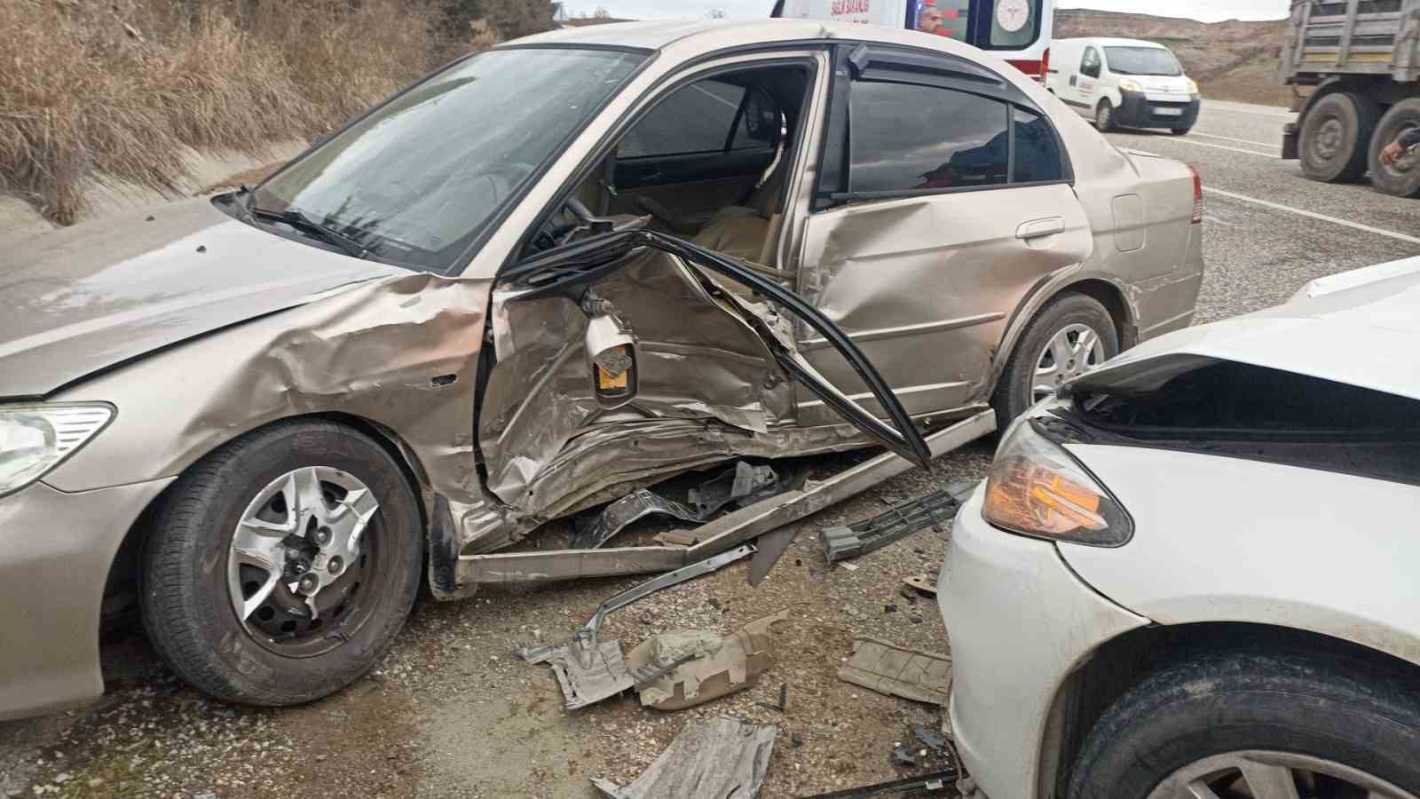 Adıyaman&rsquo;da iki otomobil &ccedil;arpıştı: 5 yaralı
