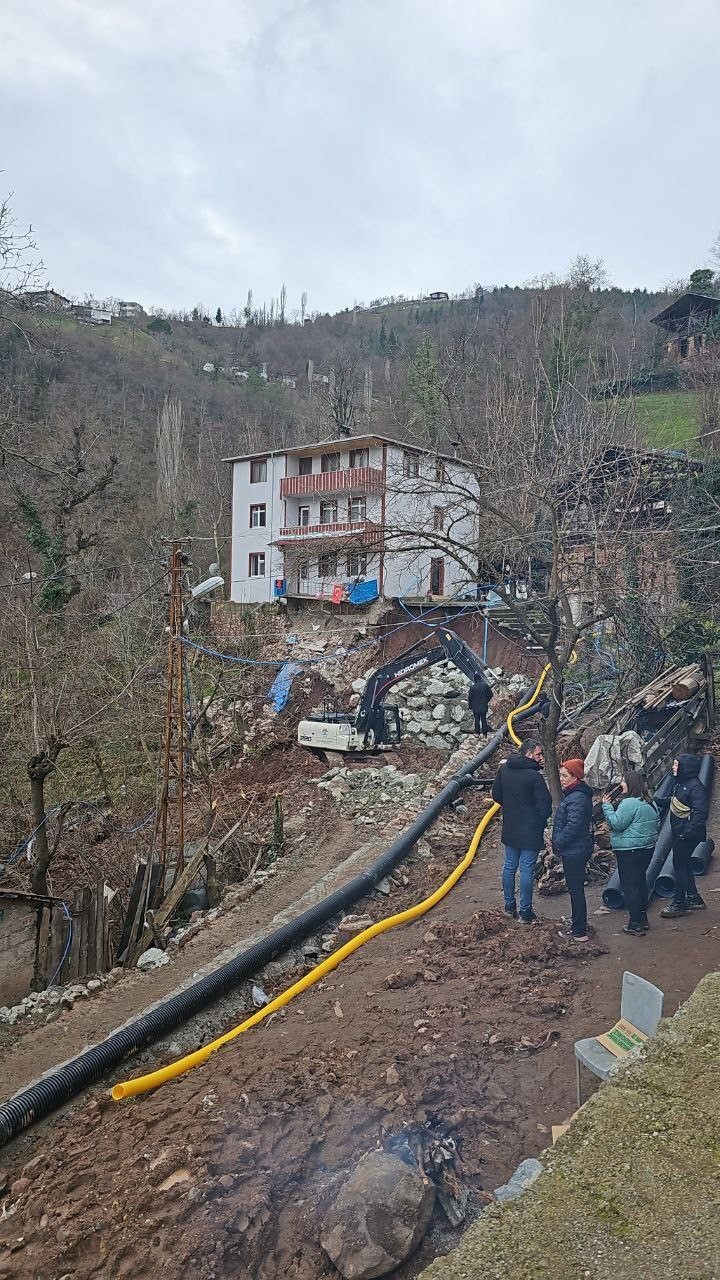 Artvin&rsquo;de heyelandan dolayı 3 katlı bina tahliye edildi 