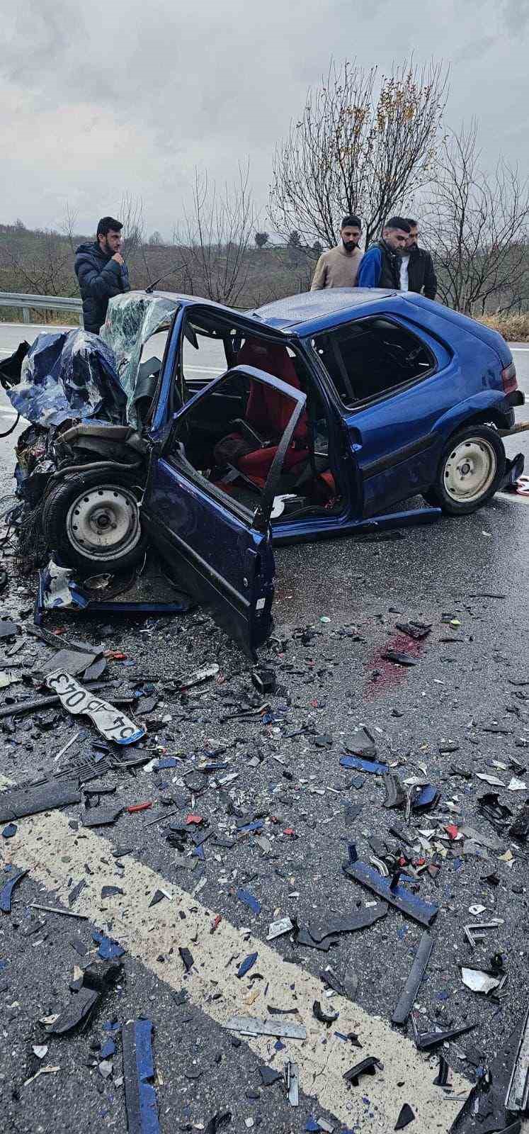Düzce’de iki otomobil kafa kafaya çarpıştı: 1 ölü, 3 yaralı 