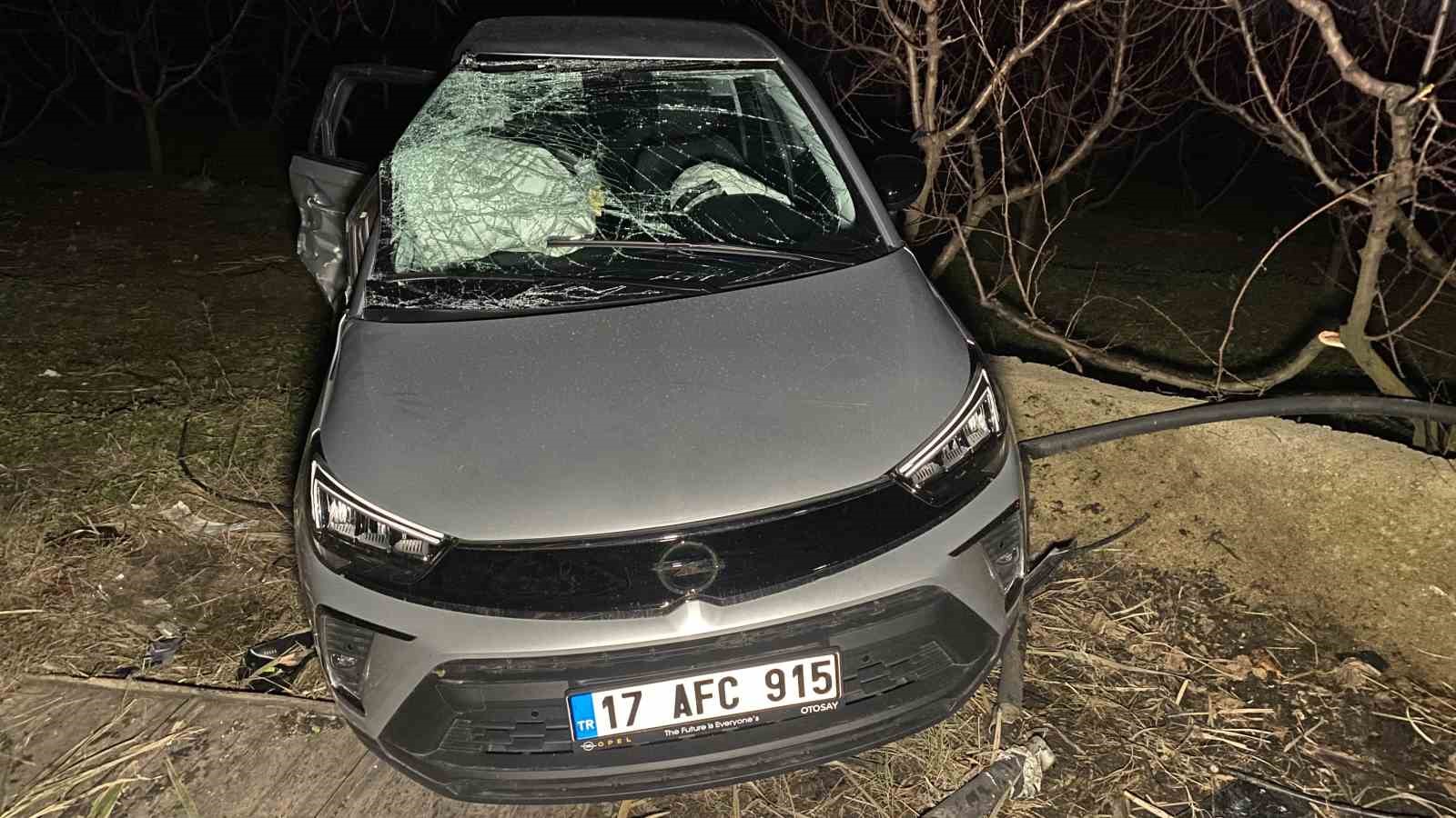 &Ccedil;anakkale&rsquo;de yolcu midib&uuml;s&uuml; ile otomobil &ccedil;arpıştı: 1 &ouml;l&uuml;, 4 yaralı
