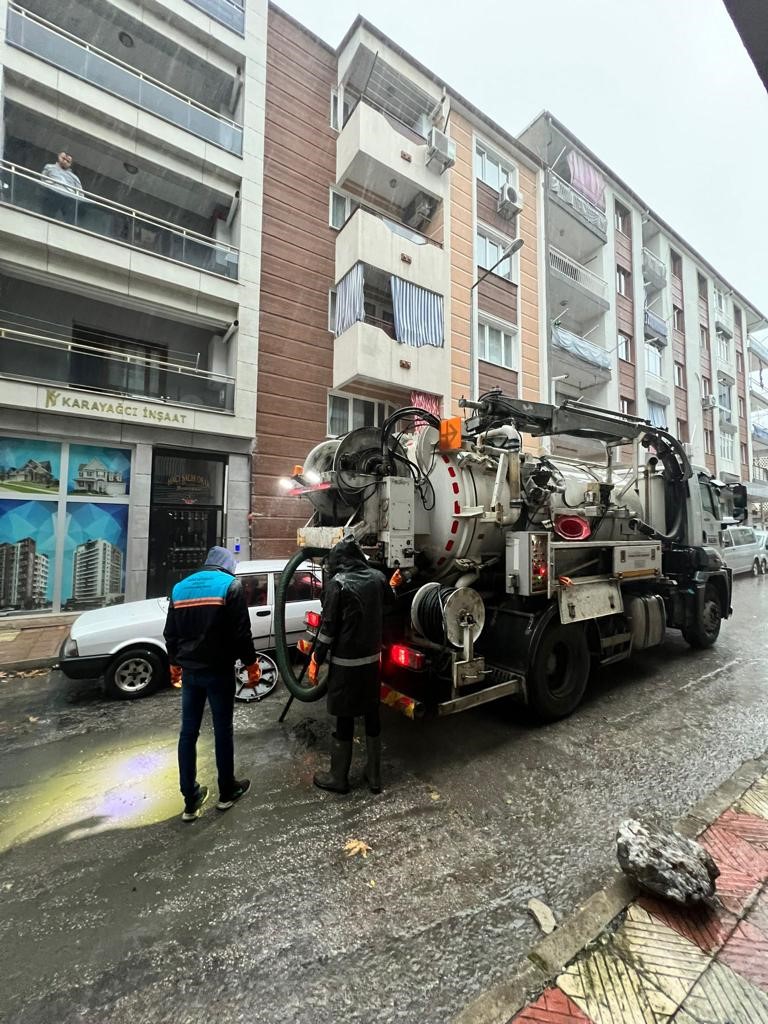 Manisa Büyükşehir ve MASKİ ekipleri fırtınaya karşı sahada
