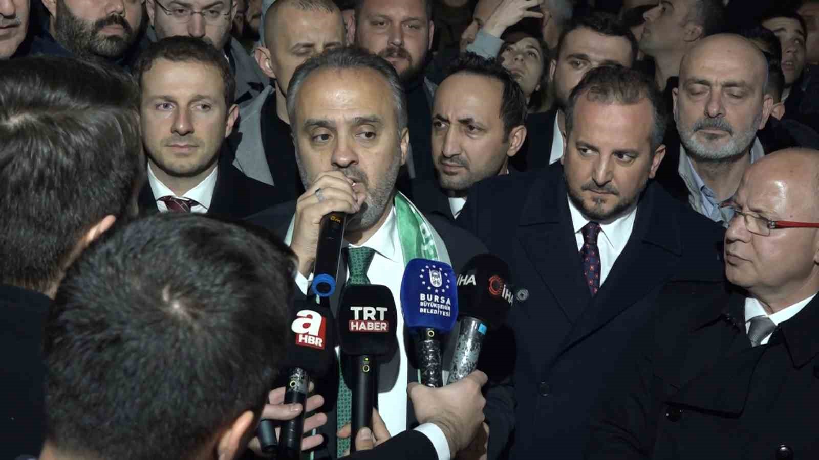 Bursa Büyükşehir Belediye Başkanı Aktaş, Bursa’da meşalelerle karşılandı
