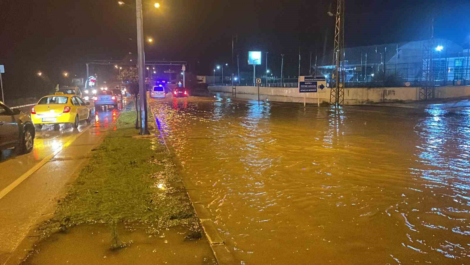 Kırklareli’de şiddetli yağış: Araçlar suya gömüldü
