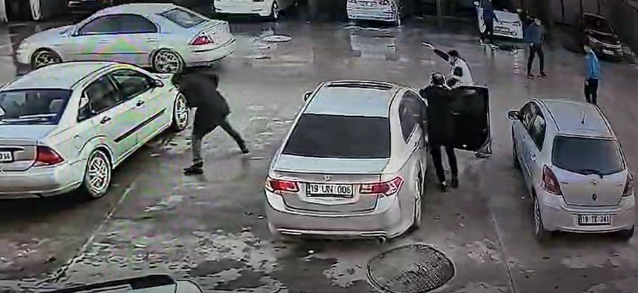Benzin istasyonundaki saldırı anı güvenlik kamerasına yansıdı