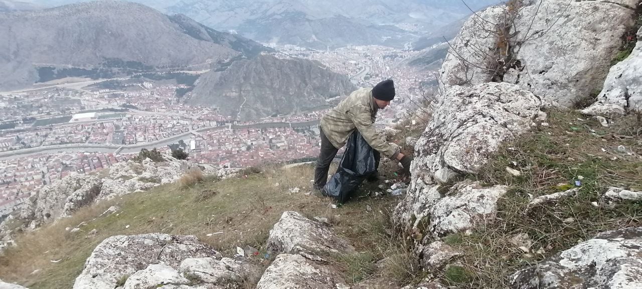 Gezinti yaptıkları Ferhat dağında atık topladılar
