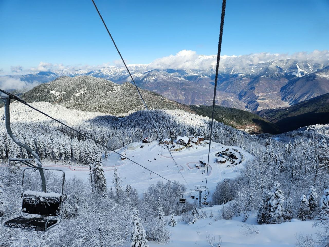 Artvin Atabarı Kayak Merkezi hafta sonu ziyaretçilerini ağırladı
