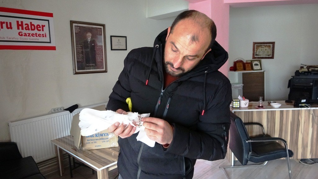 Kar altında kalan g&uuml;vercine esnaf sahip &ccedil;ıktı
