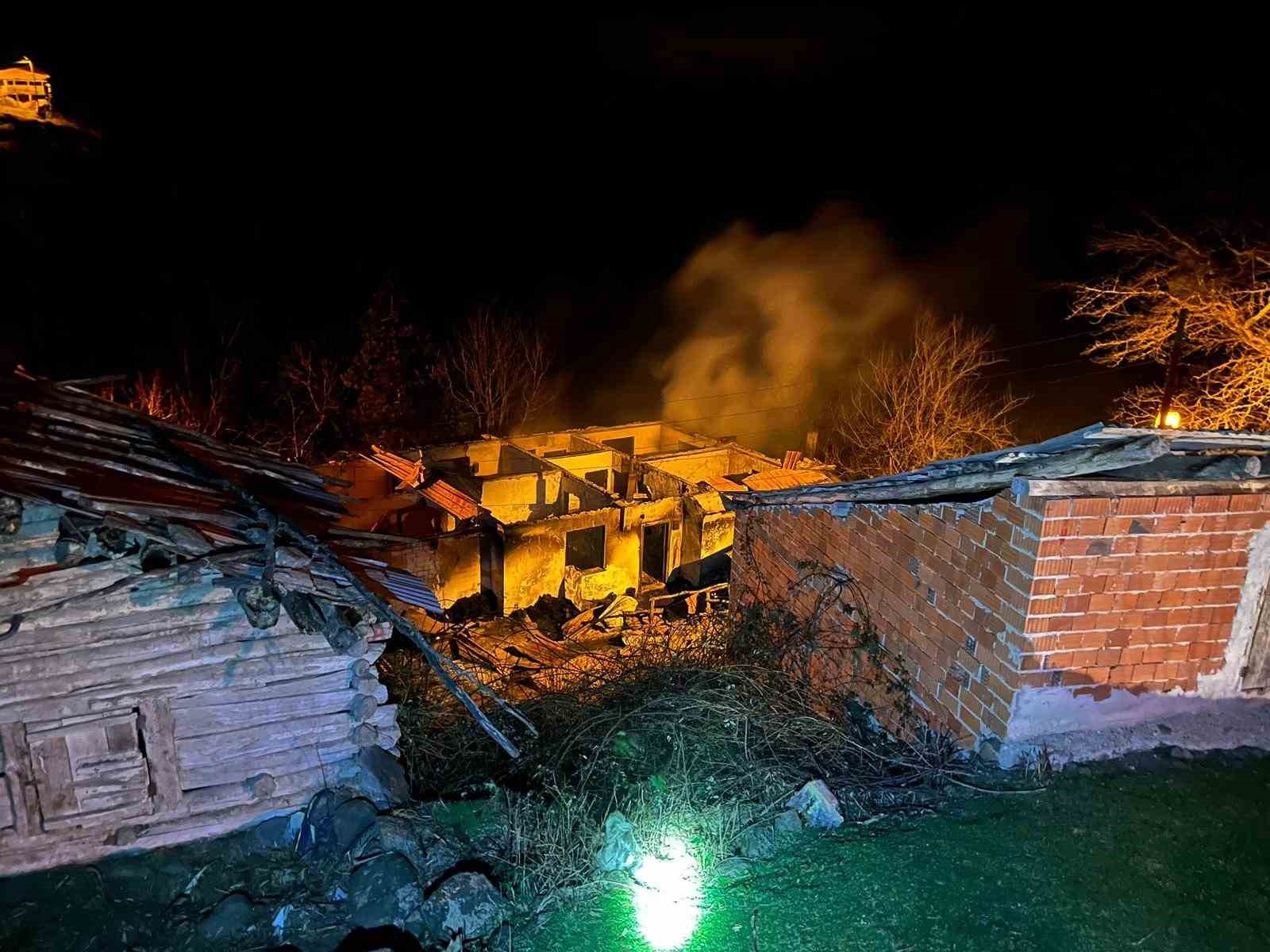 Erbaa&rsquo;da ev ve odunluk alev alev yandı
