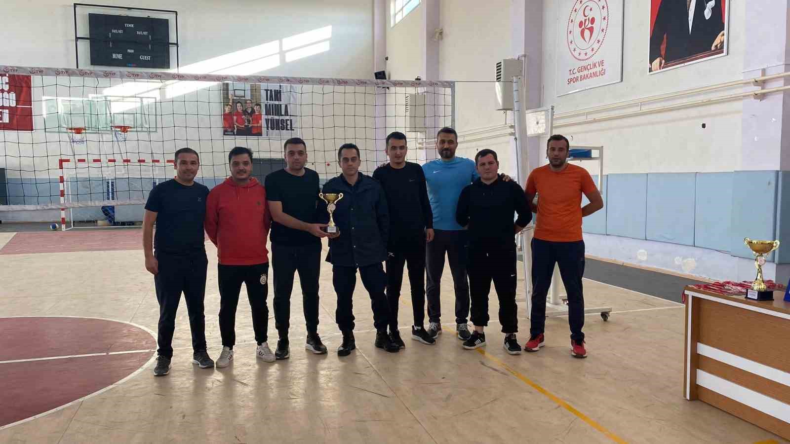 Altunhisar İlçesi’nde Voleybol Turnuvası tamamlandı